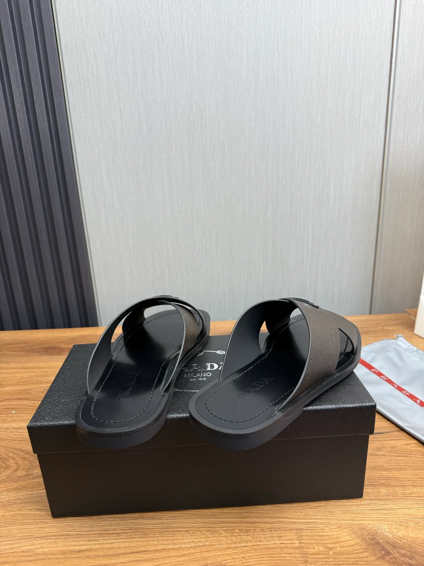 Factory price 340💰 ＰＲＡＤＡPrada - popular men's slippers hot sale 🔥 🩴Official website one to one production 38-45 sizes 45 46 🉑️Customized!